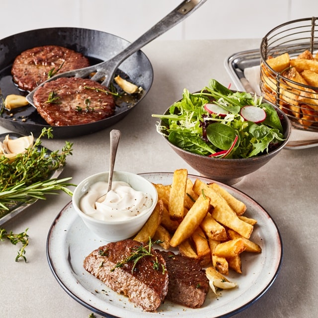 Hambúrguer vegan no prato com salada verde